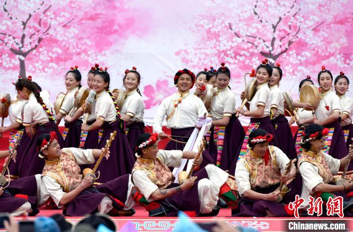 3月28日，西藏林芝第二十屆桃花旅游文化節(jié)開幕式上的文藝表演?！±盍?攝