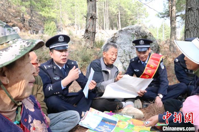 圖為竹瓦根邊境派出所民警為轄區(qū)群眾宣講森林防火常識(shí)。　竹瓦根邊境派出所 供圖