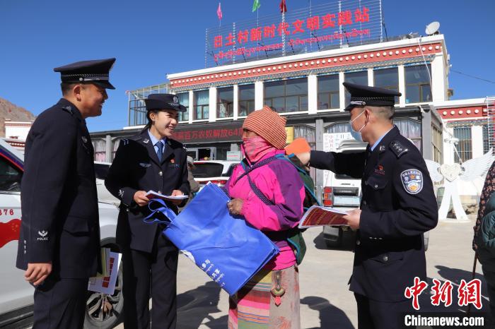 圖為日土邊境派出所民警在選轄區(qū)宣講國(guó)家安全知識(shí)?！∪尾?攝