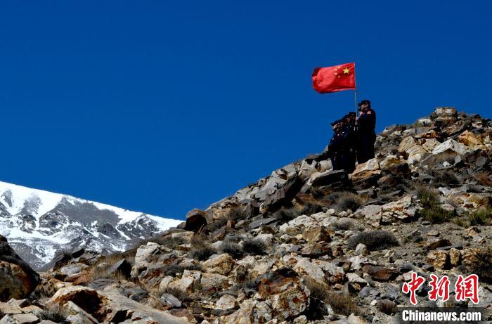 底雅邊境派出所民警夏永軍(右一)在巡邏中?！±盍?攝