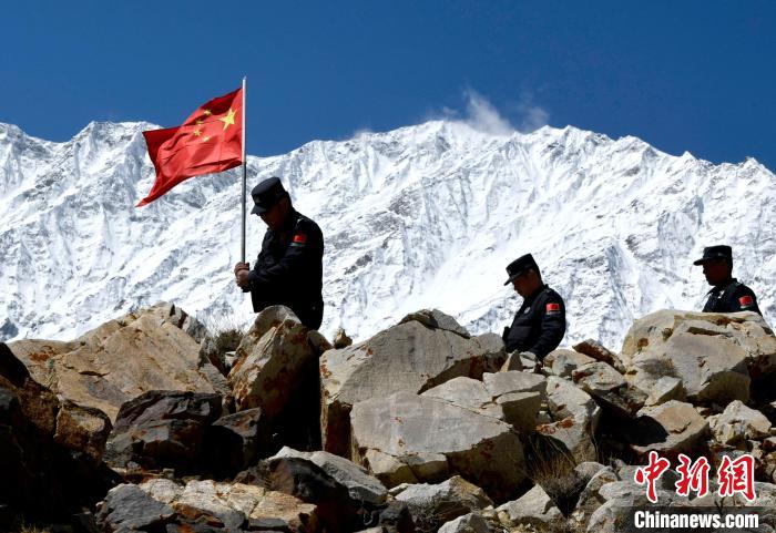 底雅邊境派出所民警夏永軍(左一)在巡邏中。