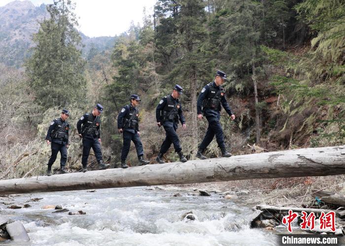 山南邊境管理支隊玉麥邊境派出所民警邊境巡邏途中走過河道上“獨木橋”?！∴嶇?攝