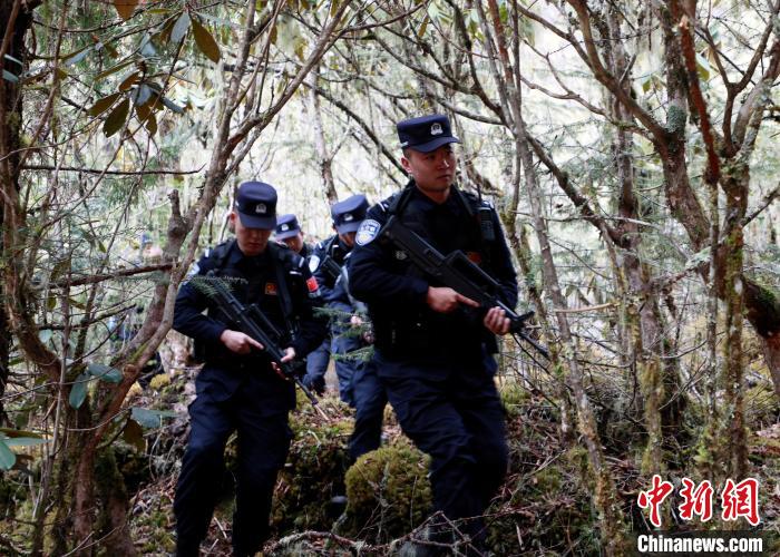 山南邊境管理支隊玉麥邊境派出所民警在邊境原始森林里開展邊境巡邏?！∴嶇?攝