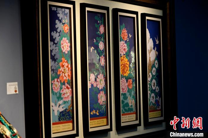 圖為5月16日，展覽中新創(chuàng)唐卡作品《四季花》。　李林 攝