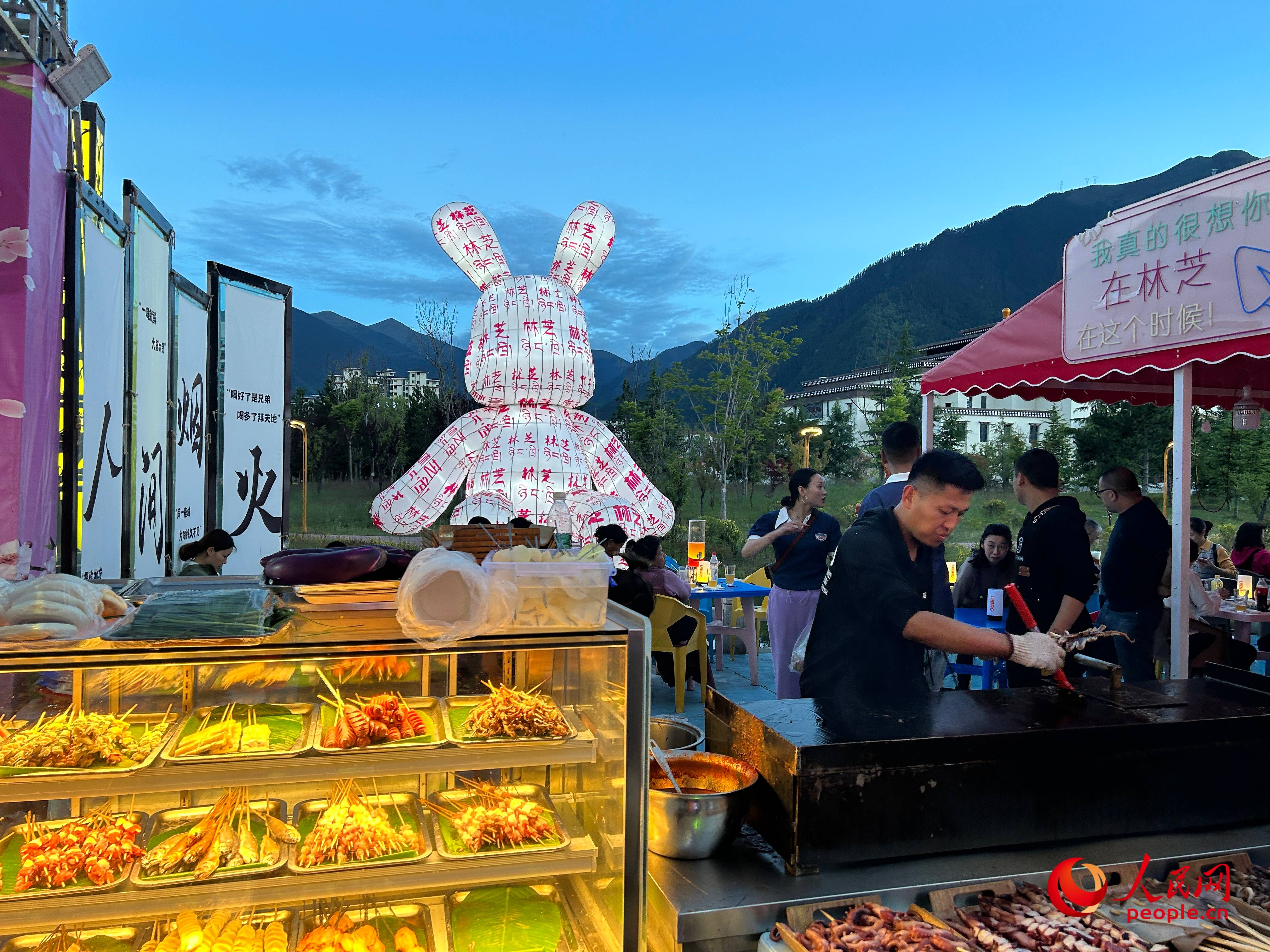 工布公園里的夜市，滿滿“煙火氣”。人民網(wǎng) 周靜圓攝