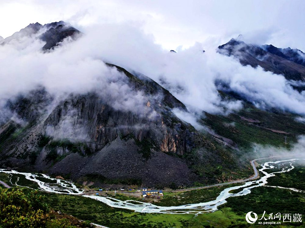 河流蜿蜒于青山間。人民網(wǎng) 李海霞攝