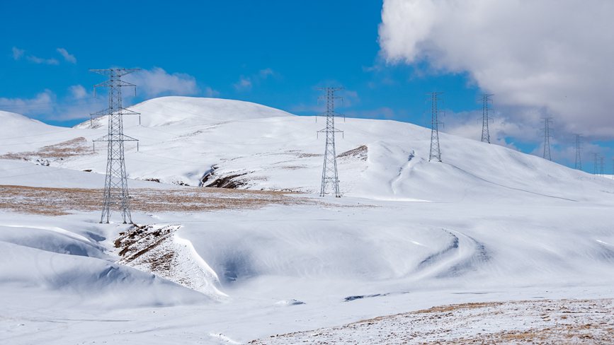 西藏自治區(qū)那曲市冰天雪地里的電網(wǎng)。趙清鵬攝