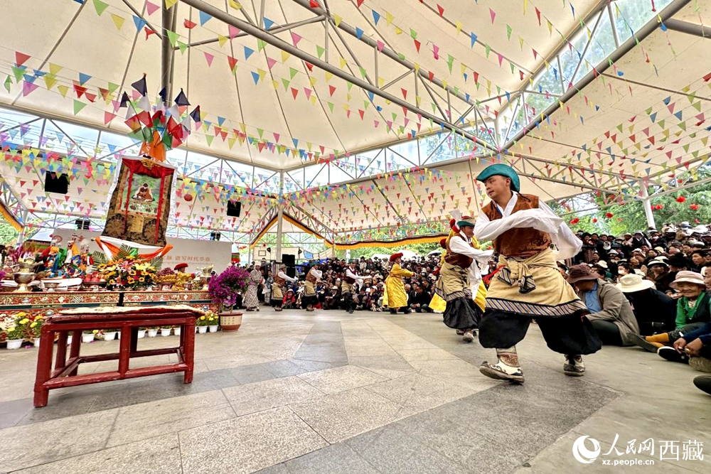 拉薩市宗角祿康公園舉行傳統(tǒng)藏戲劇目展演。