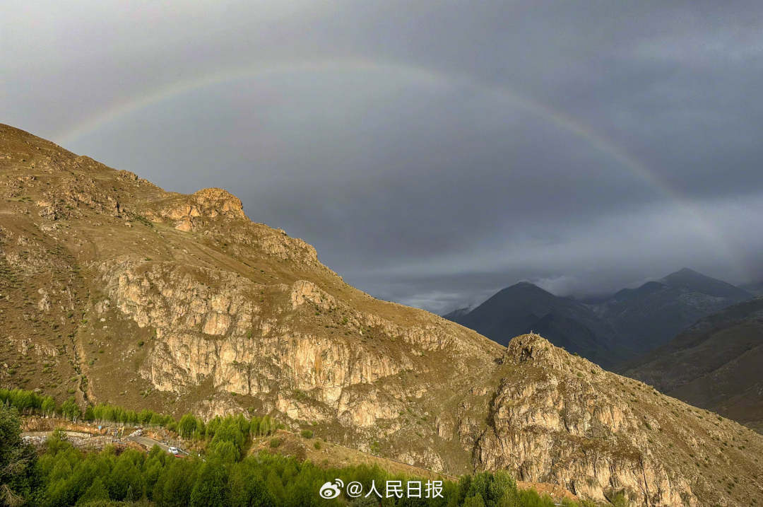 接好運(yùn)！青藏高原現(xiàn)巨大彩虹橋