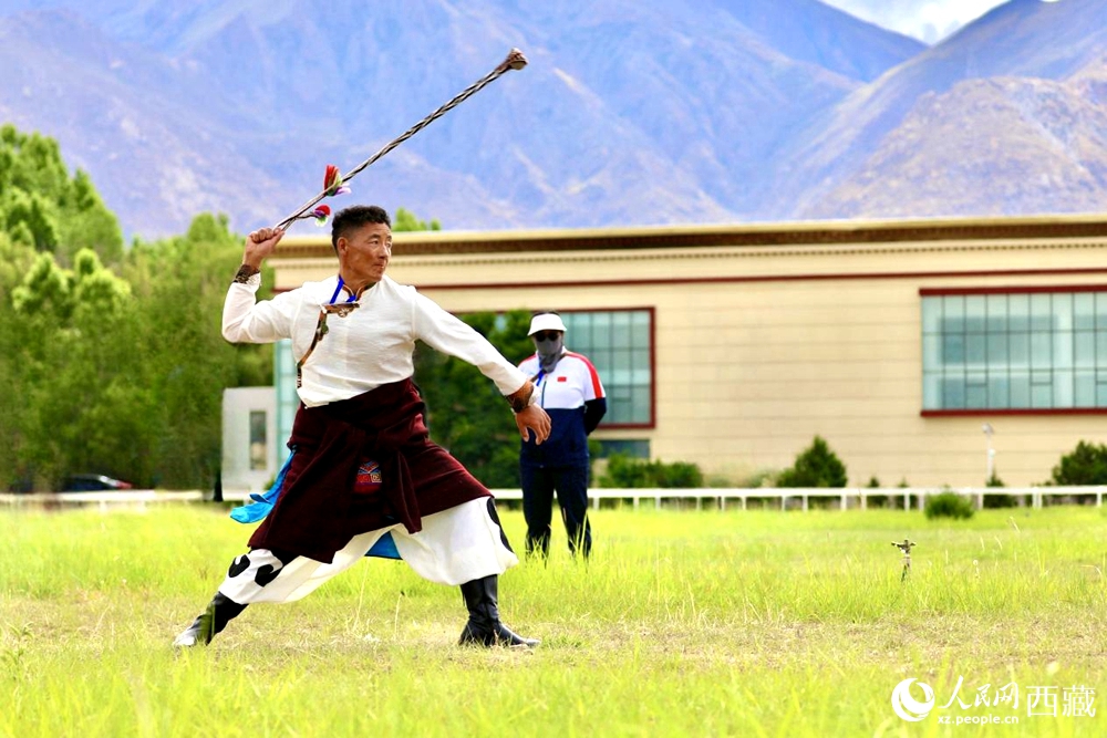 參賽選手在拉薩首屆農(nóng)牧民運(yùn)動(dòng)會(huì)上進(jìn)行“古朵”比賽（“古朵”指的是用牦牛毛或者山羊毛編織成的拋石繩，可以將石頭投擲到較遠(yuǎn)的地方，是牧民們用來放牧的工具）。