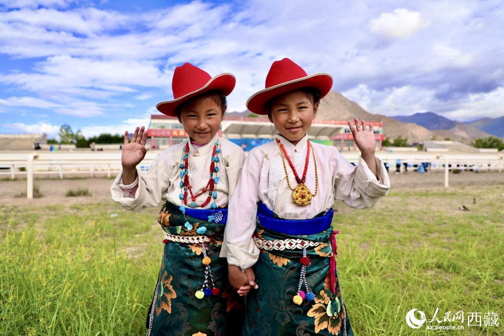 比賽現(xiàn)場外身著民族服飾的藏族小女孩兒。